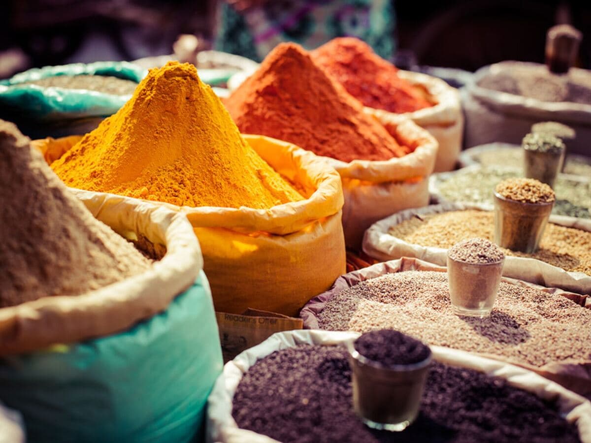 Bunte Gewürzberge auf einem indischen Markt, Kurs Bollywood Träume