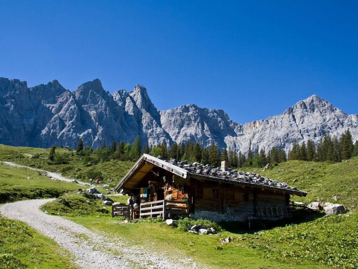 Almhütte vor einem Bergpanorama, Kurs Der Gipfel der Genüsse