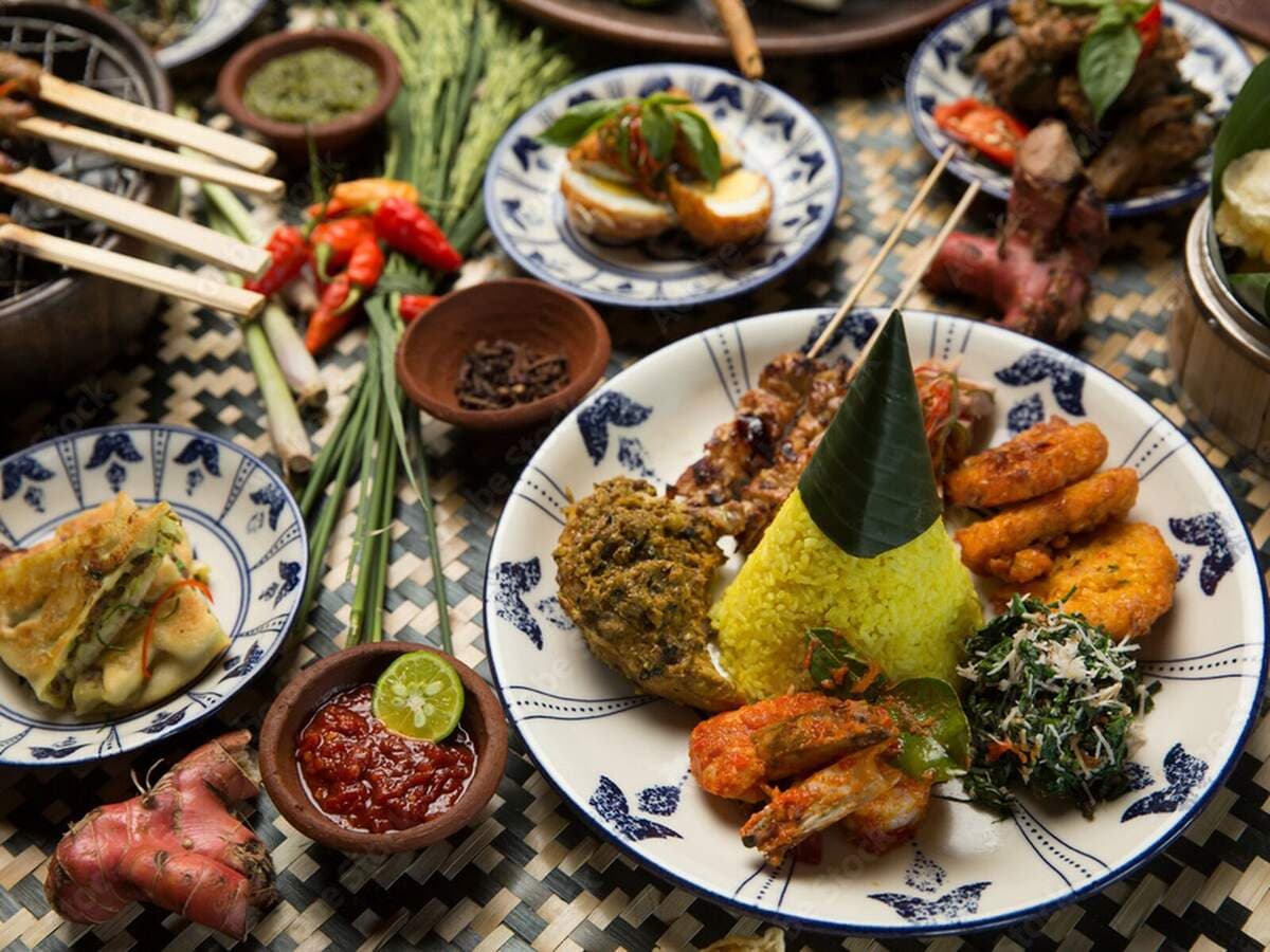 Farbenfrohe balinesische Gerichte auf gedecktem Tisch, Kurs Inside Bali