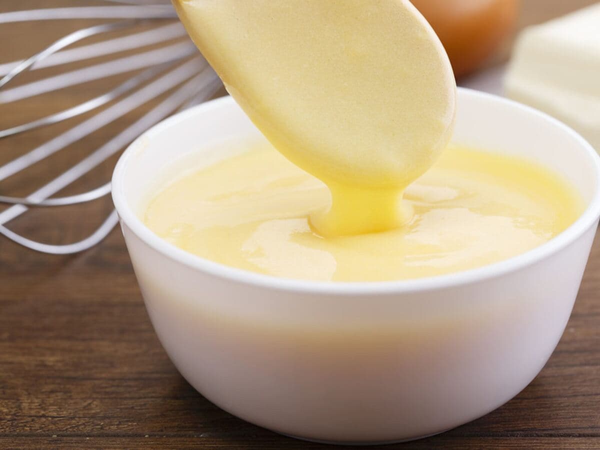 Helle Sauce wird mit dem Schneebesen in einer Schüssel aufgeschlagen, Kurs Kein Quatsch mit Sauce