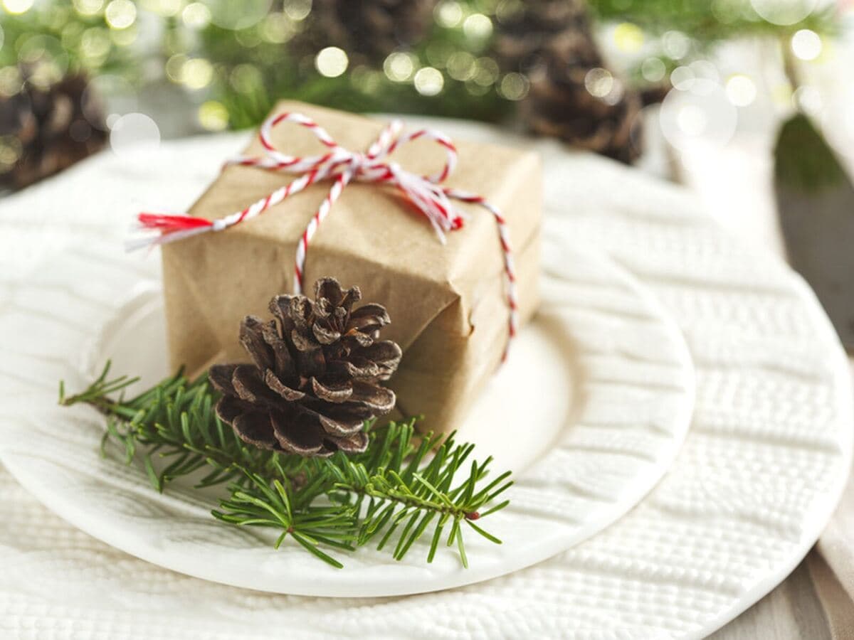 Kulinarisches Geschenk in Packpapier mit Zapfen und Band, Kurs Kulinarische Päckchen