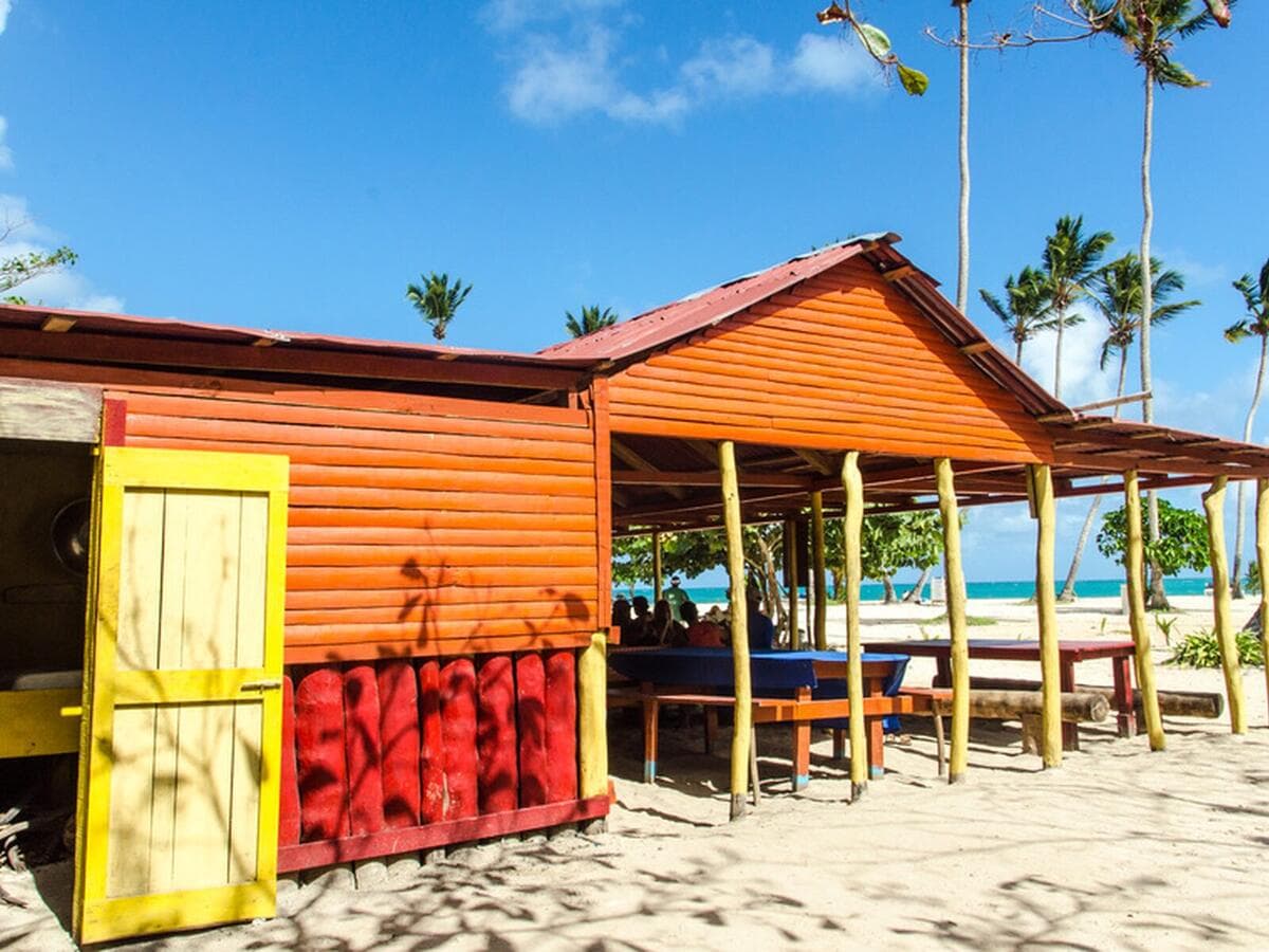 Bunte Strandhütte unter Palmen in der Karibik, Kurs Kulinarische Reise unter Palmen
