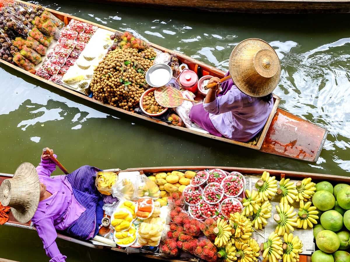 Schwimmender Markt in Bangkok mit Booten voller Früchte und Speisen, Kurs One night in Bangkok