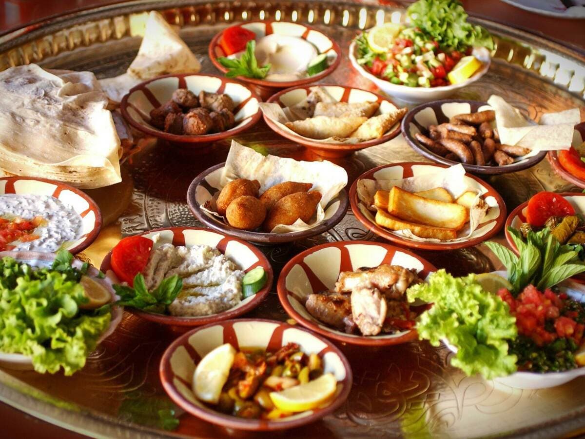 Israelisches Mezze-Buffet mit vielen kleinen Schalen, Kurs Reise nach Jerusalem