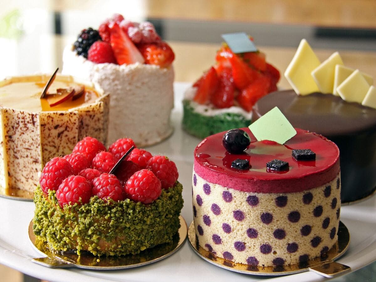 Feine Patisserie-Törtchen mit Beeren, Mousse und Schokoladendekor, Kurs Sweet little dreams