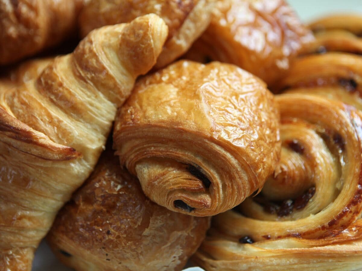 Frisch gebackene Croissants und Pain au chocolat, dicht an dicht, Kurs Un croissant s’il vous plaît!