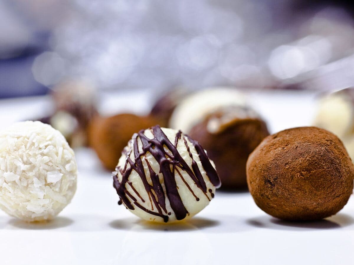 Handgemachte Trüffelpralinen mit Kokos und Schokolade, Kurs Weihnachtliches Gold
