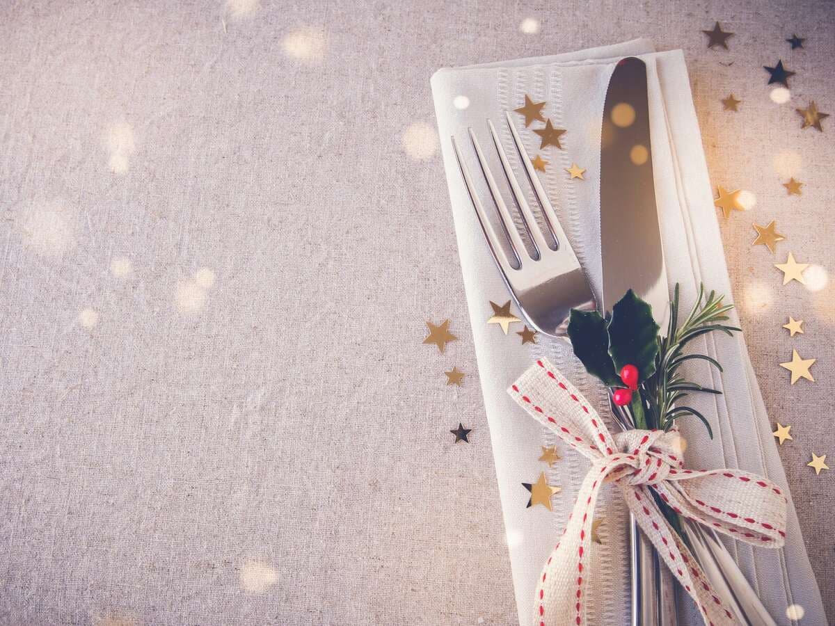 Festlich gedeckter Weihnachtstisch mit Besteck und Schleife, Kurs Weihnachtssterne